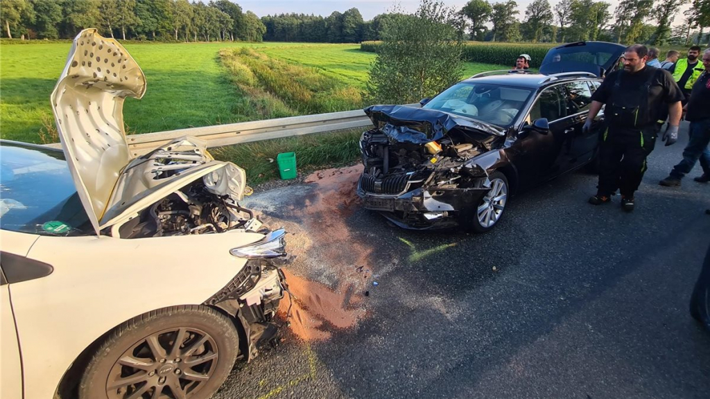 Die-beiden-Autos-prallten-frontal-zusammen-Foto-Stueben-169926